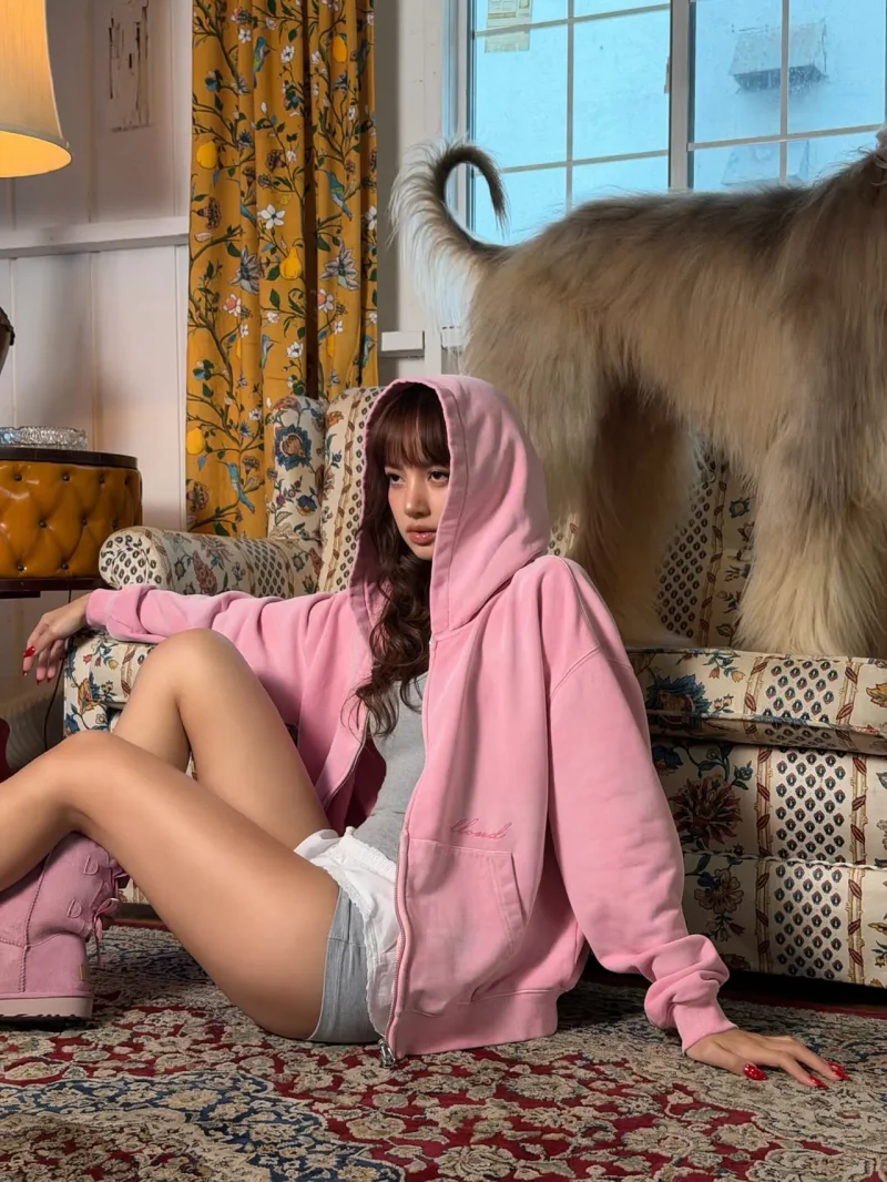 리사가 핑크 후디집업과 화이트 프릴 쇼츠, 핑크 부츠로 톤온톤 룩을 완성했다. / 사진=리사 인스타그램