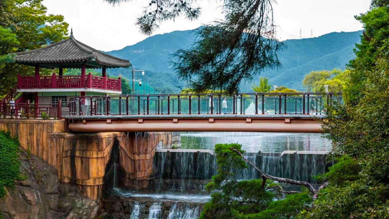 충북 제천 의림지 물가. / 대한민국 구석구석