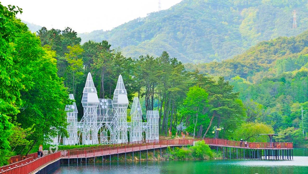 충북 제천 비룡담저수지 수변 데크길. / 대한민국 구석구석 