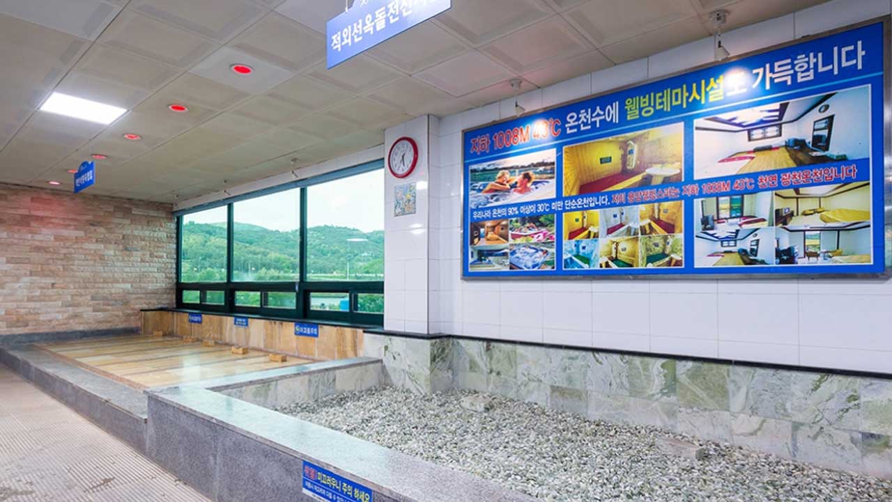 창밖으로 청도의 푸른 산세가 내다보이는 휴식 공간. / 청도군 문화관광