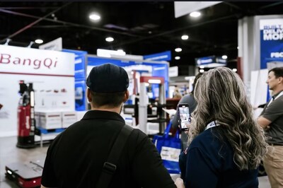 Visitantes profesionales interactúan con la solución de logística inteligente para almacenes en el extranjero de Bangqi (PRNewsfoto/BangQi Technology)