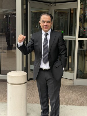 El empresario Alex Rovirosa saliendo del tribunal federal en el centro de Houston tras su absolución el 14 de abril de 2026. (PRNewsfoto/R McConnell Group PLLC)