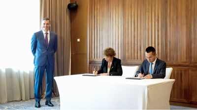 Navarre and HiTHIUM sign the investment commitment for their battery plant in a ceremony together with President Sánchez