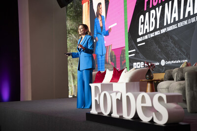 Gaby Natale, conferencista, autora y presentadora ganadora de tres premios EMMY, en el escenario "Forbes Powerful Women" (Mujeres Poderosas de Forbes). (PRNewsfoto/AGANAR Media)