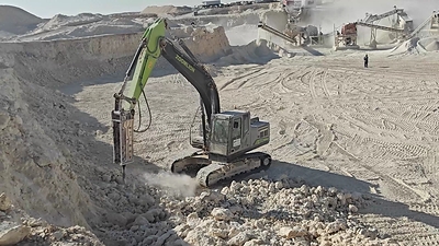 Developed for high-temperature and dusty worksites, Zoomlion's 21-ton crawler hydraulic excavator operates at a quarry in the Middle East.