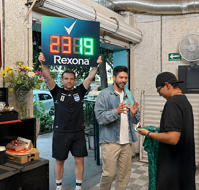 “EL CEPILLO” PERALTA CUBRE EL TURNO DE UN AFICIONADO PARA QUE NO SE PERDIERA EL MÉXICO VS. CHEQUIA