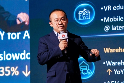 David Chen, vicepresidente del área de Redes de Campus de la línea de Productos de Comunicación de Datos de Huawei, pronunciando un discurso