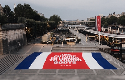 The banner Ajax placed along the Seine.