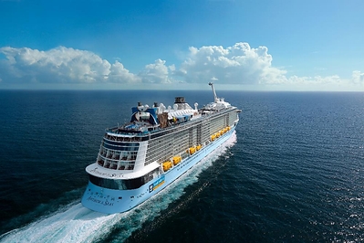 Anthem of the Seas ofrece una variedad de experiencias emocionantes. Desde la experiencia de paracaidismo en RipCord by iFly hasta la cápsula de observación de vidrio North Star que lleva a los vacacionistas a más de 300 pies sobre el océano, hasta experiencias culinarias y los bartenders robot del Bionic Bar, hay aventuras para invitados de todas las edades.