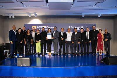 El equipo de Omega Healthcare Colombia con el trofeo de LatamDigital