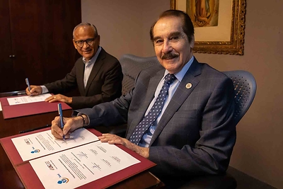 Dr. Héctor Raúl Pérez Gómez, Secretario de Salud del Estado de Jalisco, y Lic. Antonio Leaño Reyes, Rector de la UAG.